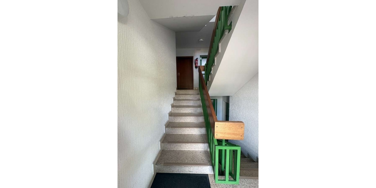 Treppenhaus/ Wohnungstür
