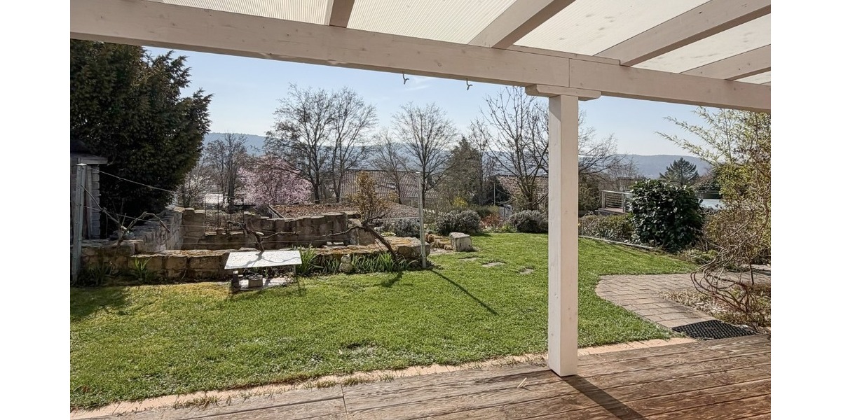 Terasse mit Blick auf den Garten