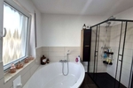 Großzügiges Wohnen für zwei Generationen: Poolbereich mit Poolbar und barrierefreiem EG - Zweifamilienhaus Katzweiler | Angebot:27159280