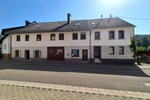 Vielseitiges Zweifamilienhaus mit Gewerbemöglichkeit, zahlreichen Stellplätzen u. idyllischem Garten - Zweifamilienhaus Friedelhausen Friedelhausen | Angebot:22137659