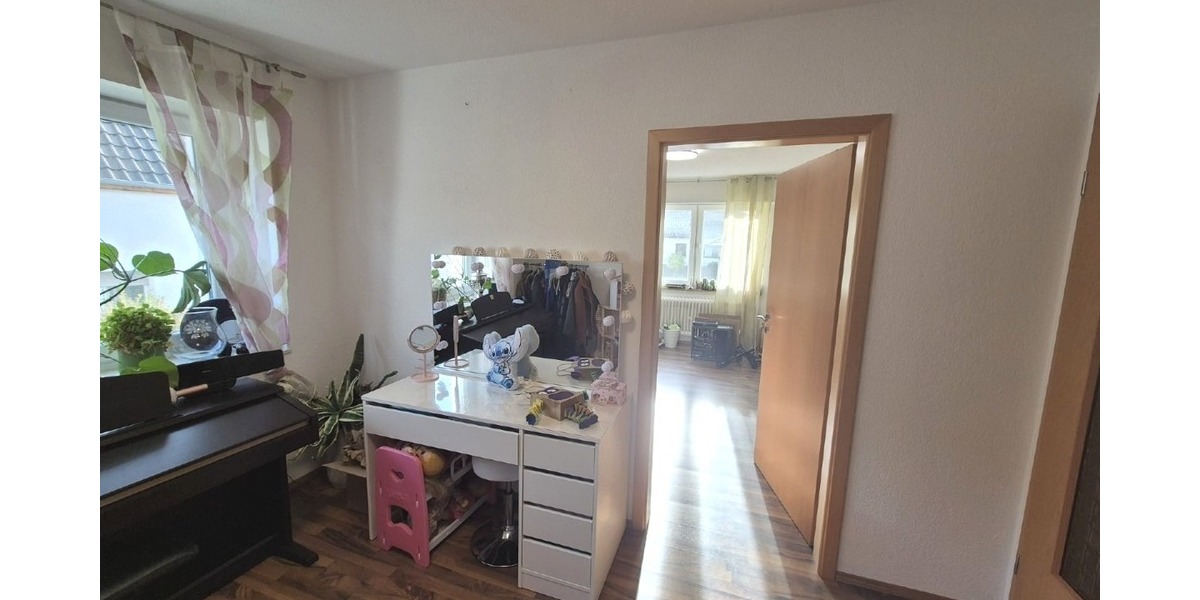 Kind 3 mit Zugang zu z.B. Ankleidebereich