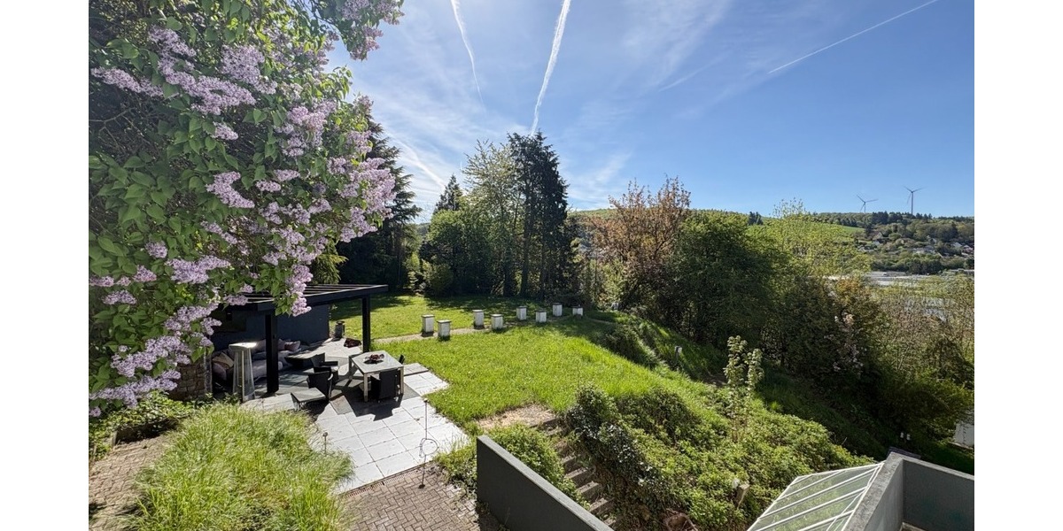 Gartenfläche neben dem Haus