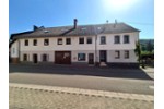 Vielseitiges Zweifamilienhaus mit Gewerbemöglichkeit, zahlreichen Stellplätzen u. idyllischem Garten - Mehrfamilienhaus, Wohnhaus Friedelhausen Friedelhausen | Angebot:27159287
