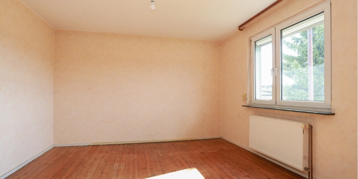 Wohnzimmer mit Durchgang zum Esszimmer