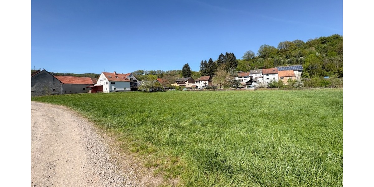 Ebenerdiges Grundstück mit Blick auf die Immobilie