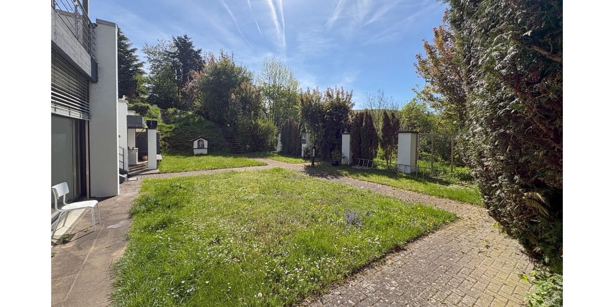 Gartenfläche vor dem Haus