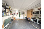 Großzügiges Wohnen für zwei Generationen: Poolbereich mit Poolbar und barrierefreiem EG - Zweifamilienhaus Katzweiler | Angebot:27131010