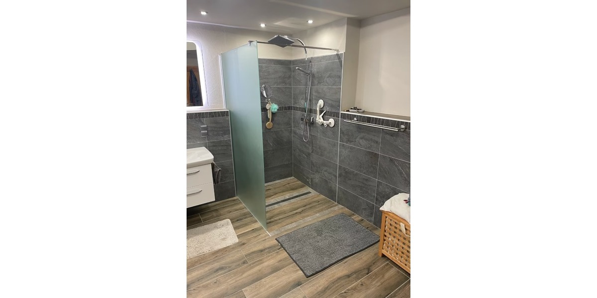 Badezimmer mit barrierefreier Dusche