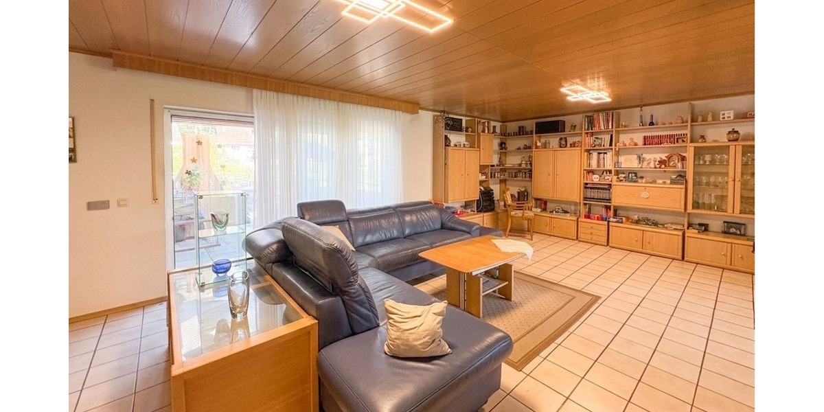 Wohnzimmer Haupthaus 1.OG mit Zugang zur Terrasse