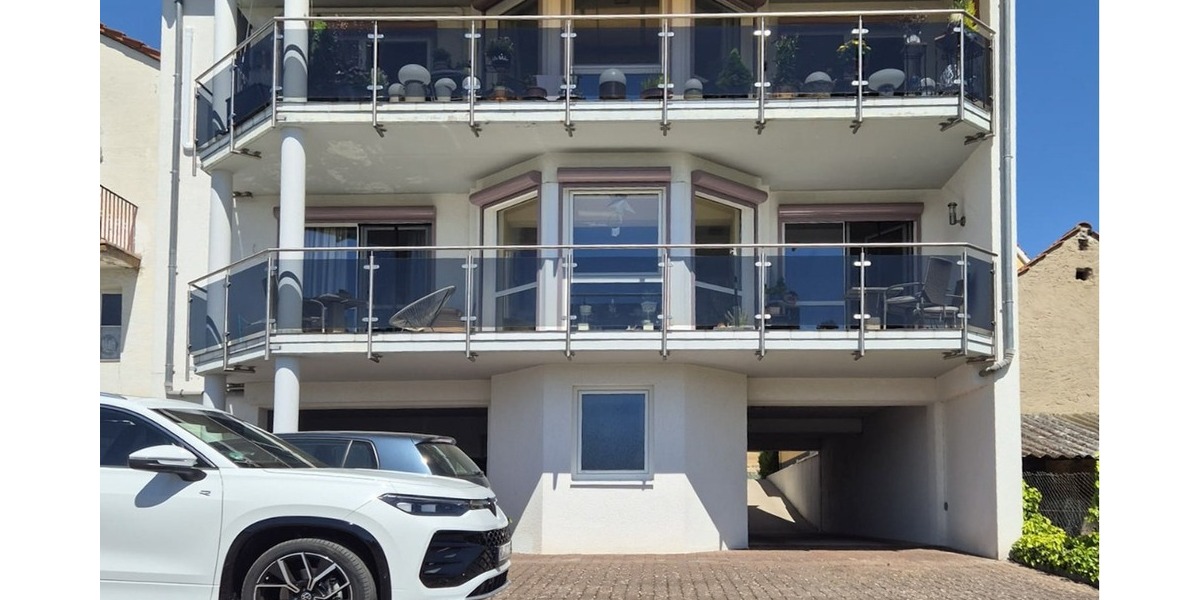 Ansicht Hof mit Parkplatz