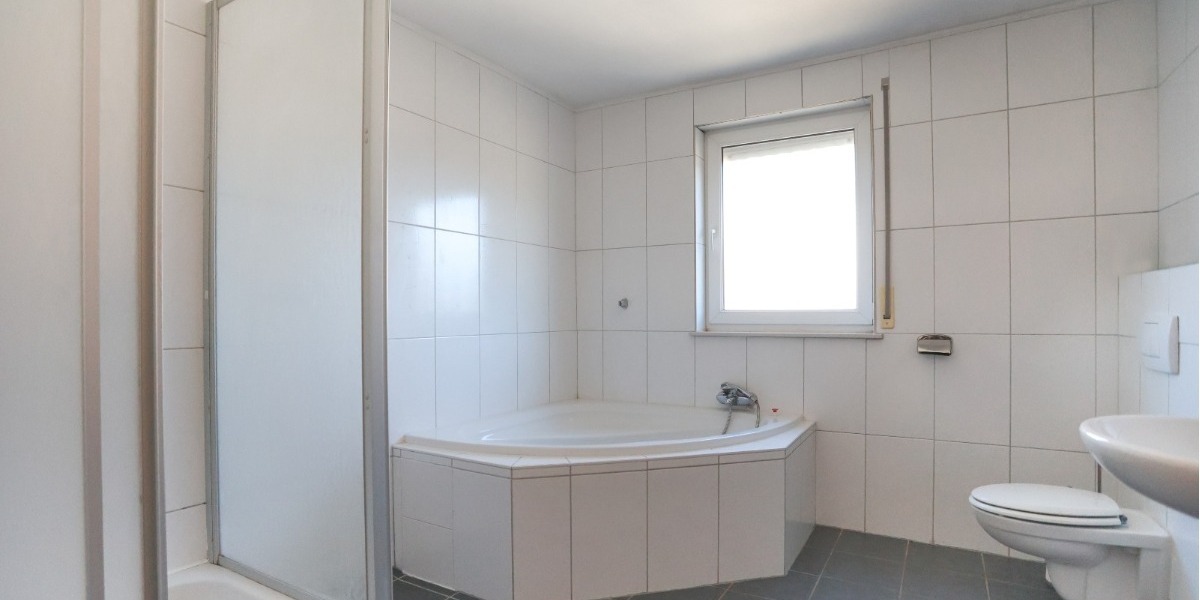 Badezimmer mit Dusche und Eckbadewanne