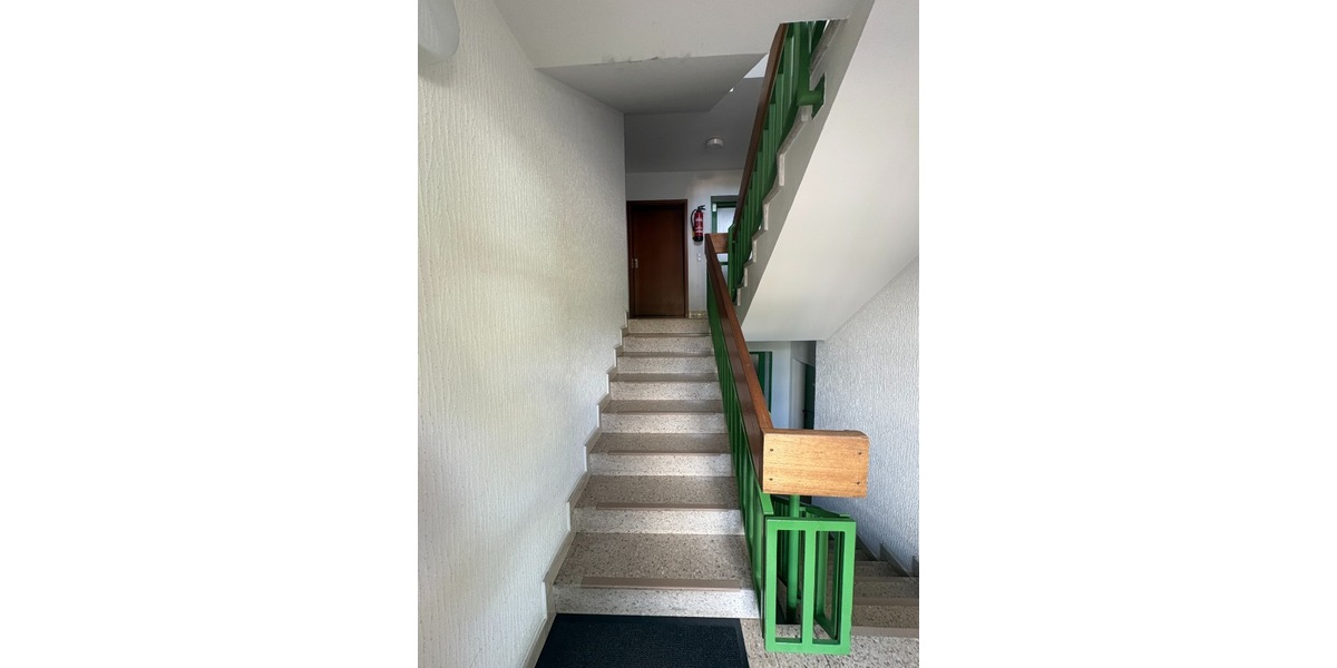 Treppenhaus/ Wohnungstür