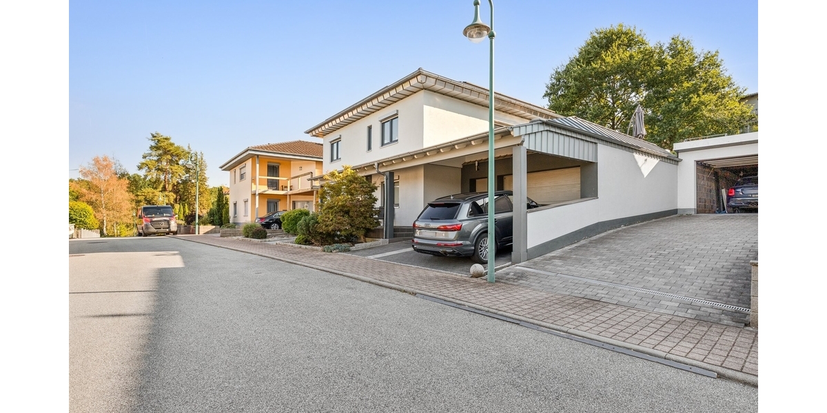 Ansicht mit Garage und Carport