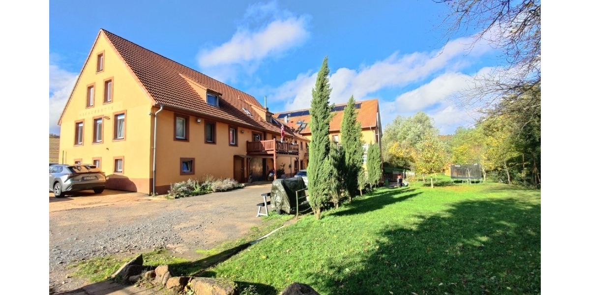 Süd-/Ostseite mit Teil des Gartens
